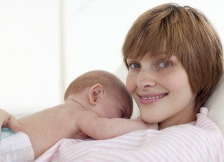 mujer tras parto con su bebé