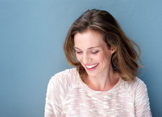 Mujer menopausia risa