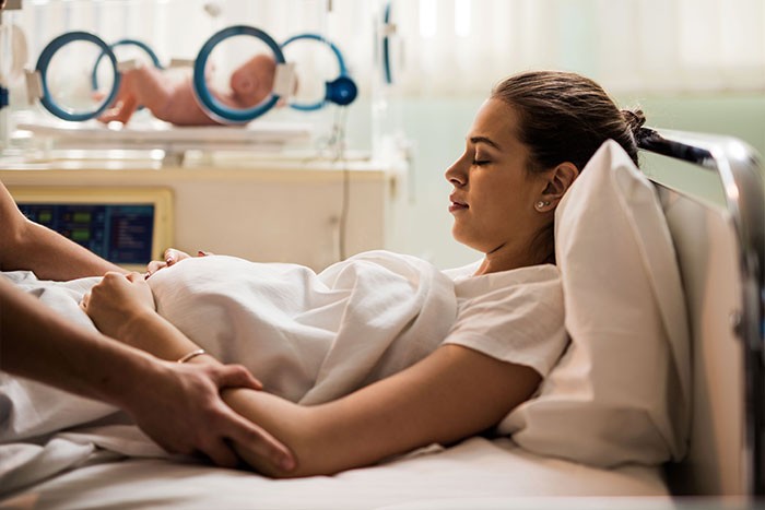 Mujer en el hospital después de dar a luz