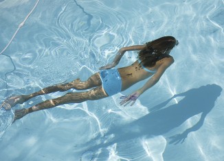 mujer fortaleciendo suelo pélvico piscina