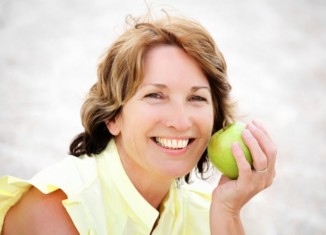 Mujer madura comiendo una manzana
