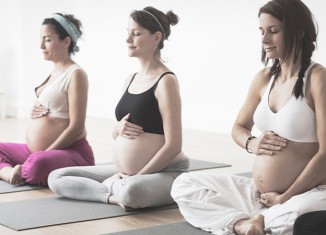 Mujeres embarazadas practicando yoga prenatal
