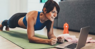 Mujer haciendo abdominales con un tutorial online