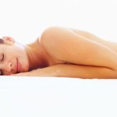 Cinco beneficios de dormir desnuda