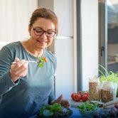 Dieta en la menopausia: Los alimentos que te ayudarán a sentirte mejor cada día