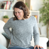 El dolor pélvico y lumbar en la menopausia: por qué aparece y cómo solucionarlo