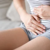 Dolor de ovarios y gases en la menopausia: descubre cómo combatir el baile hormonal