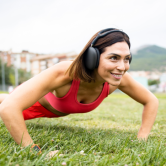 Prácticos, gratuitos y para todos los niveles: Por qué los ejercicios de calistenia son aliados de la mujer en premenopausia